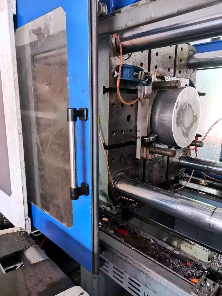 Haipu used injection molding machine - mold area