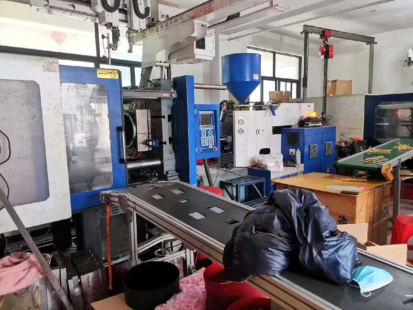 Máquina de moldeo por inyección usada Haipu - vista del taller
